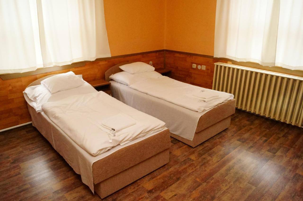 Malomudvar Etterem Cukraszda Panzio Es Rendezvenyhaz Gyongyos ห้อง รูปภาพ
